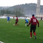 Tomáš Kopiš (č.8) s loptou, Marek Svorada (č.14) si pýta prihrávku