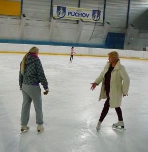 A. Búřilová (vpravo) posyktuje trénerské usmernenia