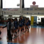 Záverečné podanie rúk hráčok v zápase Púchov – Trenčín