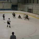 A. Kovalskiy (č. 9) strieľal na bránu, brankár vyrazil do rohu klziska