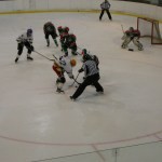 L. Osacký (č. 12) vyhral buly v prospech púchovských deviatakov