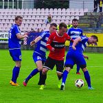 Marek Gajdošík (v červenom drese) neraz takto zamestnal až štyroch obrancov súpera. Vsietil dva góly, no ďalšie tutovky spálil…