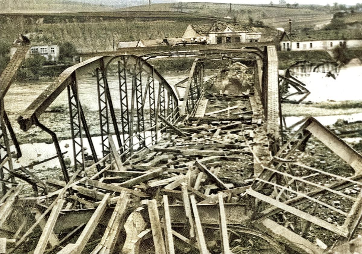 Puchov-most-vyhodený-do-vzduchu-nemec.-vojskami-30.-4.-1945-1200F