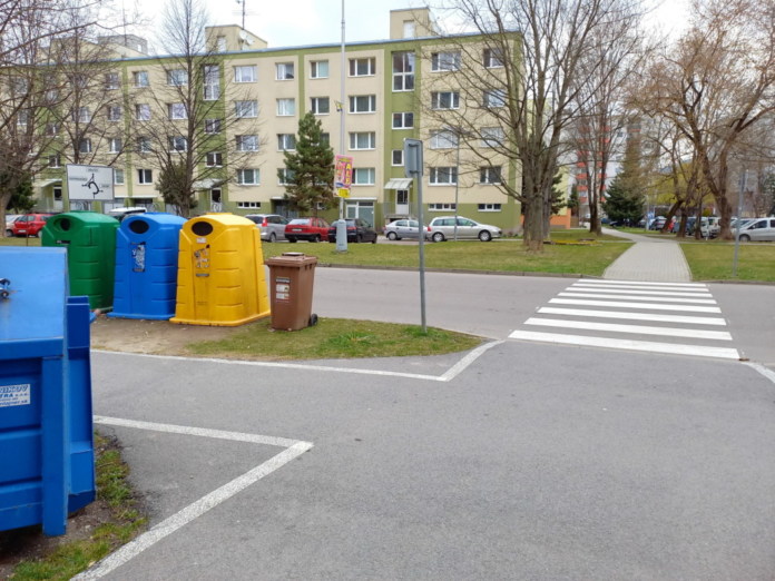PN14 Kováčiková - Skracovanie cesty vytvorením provizórneho chodníka pri obytnom dome na Námestí slobody č. 1403.