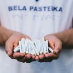 1FOTO_6_Dobrovolnik-s-pastelkami_foto-EVA-AMZLER